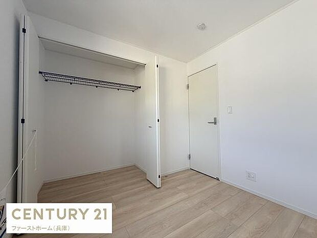 シンプルで明るい内装が特徴の子供部屋です。収納スペースも備えられておりお片付けがしやすい設計です。ナチュラルな床色が落ち着いた雰囲気を演出します。様々なインテリアに合わせやすい空間です。