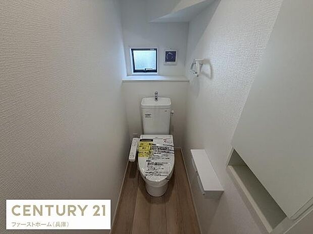 窓が設けられているため自然光を取り入れやすいトイレです。手洗い付きで利便性も考えられています。収納スペースが確保されており整理整頓に役立ちます。シンプルで清潔感のある内装が特徴です。