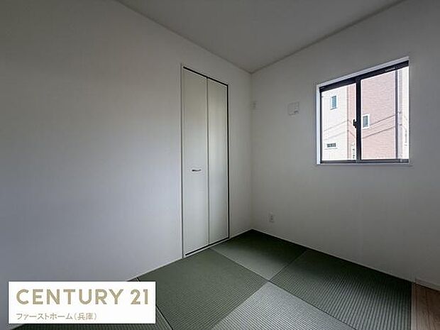 シンプルなデザインの和室となっております。窓から自然光が差し込み室内を明るく保ちます。収納スペースも備わっていますので整理整頓しやすい空間です。畳の落ち着いた色合いが印象的です。