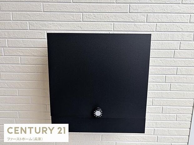 シンプルでスマートなデザインのポストが外観に調和しています。無駄のないフォルムが印象的です。施錠機能付きで安心してご利用いただけます。壁面との一体感があります。