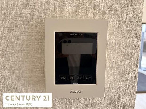 壁に設置されたインターホンが室内の雰囲気を引き締めています。すっきりとしたデザインはどんなインテリアにもなじみやすいです。日々の暮らしを快適にサポートするアイテムです。