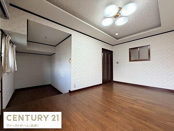 広々としたリビング空間が広がり落ち着いた色合いのフローリングが印象的です。天井のデザインと照明が上質な雰囲気を演出しています。開口部が多く明るさを感じられるつくりです。