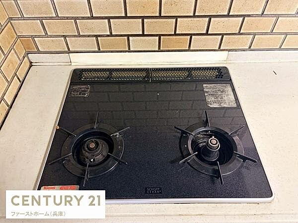 手入れがしやすいフラットなガスコンロです。シンプルなデザインがキッチンの印象をすっきりさせます。周囲のタイル壁との相性も良好です。使いやすさを考慮した配置になっております。