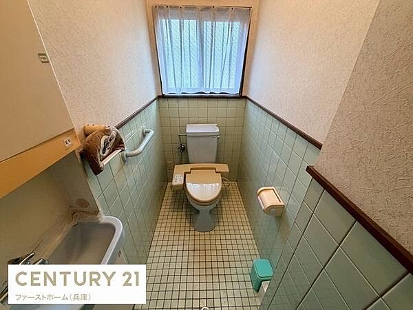 窓付きで換気しやすいトイレです。手洗い場が備わっており衛生的な環境が保ちやすいです。清掃がしやすいタイル張りの床と壁が特徴です。コンパクトながら必要な設備が整っています。
