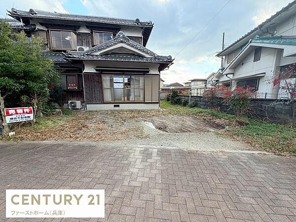 広々とした駐車スペースがあり車の出し入れもスムーズに行えます。前面道路からのアクセスも良好です。敷地内に設けられた駐車場で来客時にも便利にご利用いただけます。