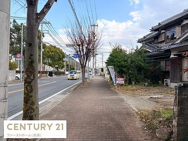前面道路が広く車の出入りがしやすい環境です。歩道も整備されており安全に歩行できます。周囲には緑も多く開放感のある街並みが広がっています。道路沿いに看板が設置されており視認性も良好です。