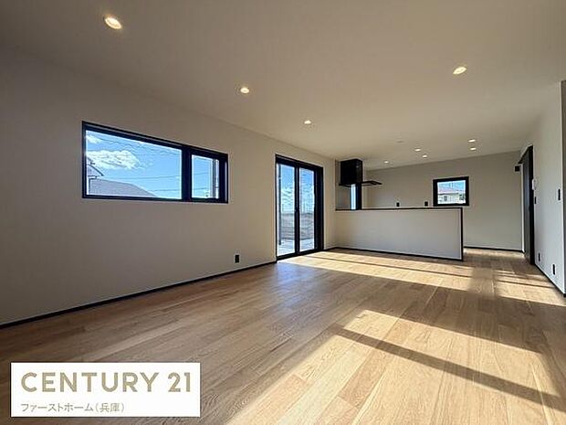 リビングは窓が多く明るい光が差し込む空間です。開放感のあるレイアウトで様々な用途に使いやすい設計です。床材には温かみのある素材が使用されています。照明もバランスよく配置されています。