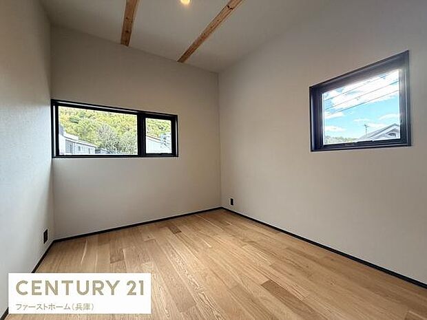 二面採光で室内に自然光が差し込む子供部屋です。ナチュラルなフローリングが明るい雰囲気を演出しています。スッキリとした内装でお好みに合わせて家具配置もしやすいです。