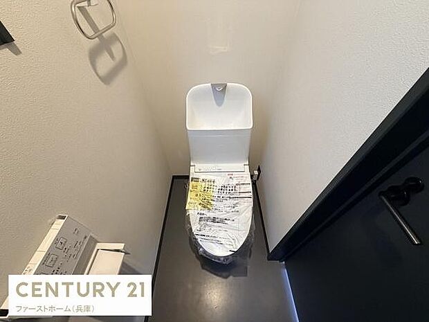 シンプルなデザインのトイレで落ち着いた雰囲気です。手洗い器が一体型なので使い勝手が良いです。スペースが効率的に使われており清掃もしやすい印象です。紙巻き器の位置も使いやすい配置です。