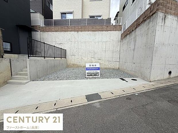 敷地内に駐車スペースが確保されています。ゆとりのある設計で駐車もスムーズに行えます。前面道路からの出入りが便利な配置となっています。周囲には高い塀が設けられていますので安心してご利用いただけます。