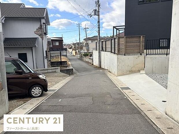 前面道路がしっかり整備されており車の出し入れもスムーズです。落ち着いた雰囲気の住宅街が広がっています。周囲には住宅が立ち並び生活環境が整っています。空も広く開放感のある立地です。