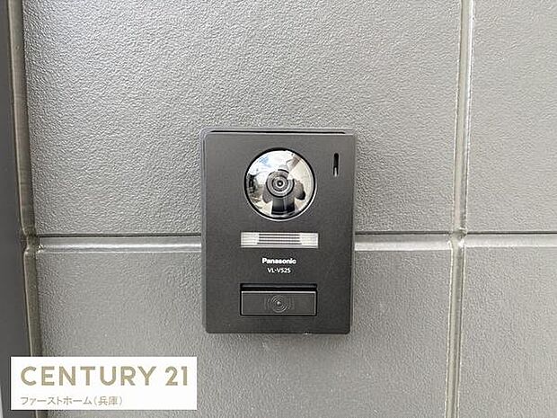 カメラ付きインターホンが設置されていますので訪問者の確認が可能です。シンプルなデザインで玄関周りに調和しています。防犯面にも配慮された設備となっています。設置位置も使いやすい高さです。