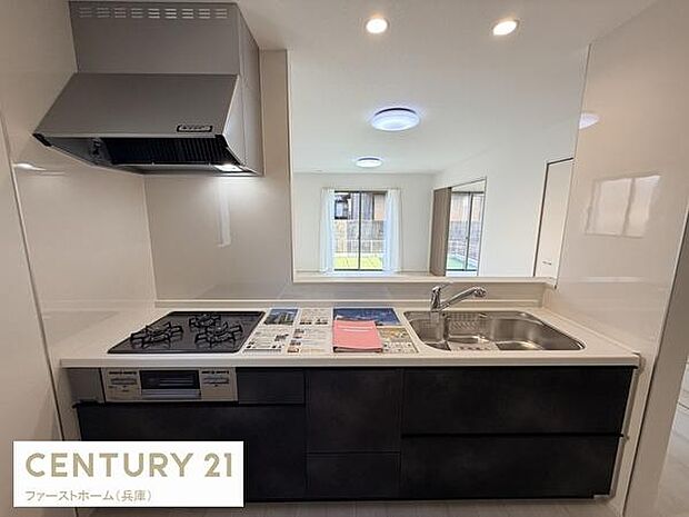 シンプルなデザインのキッチンです。作業スペースが広く調理がしやすいです。大きな窓によりキッチンからリビングの様子が見通せます。収納力もあり整理がしやすい仕様です。スッキリした空間が印象的です。