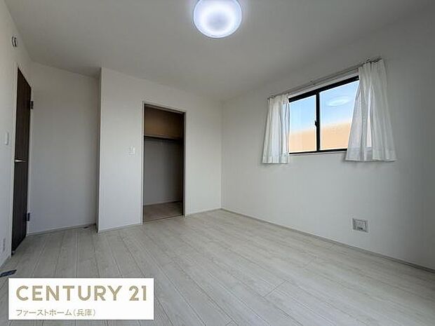 明るい光が差し込む寝室です。収納スペースが設けられておりすっきりとした印象です。ナチュラルな床色が清潔感を演出しています。窓から外の景色も楽しめる空間です。