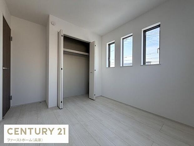 明るい光が差し込む子供部屋です。3つの窓が室内をすっきりと見せています。クローゼットが備わり収納力が魅力です。清潔感のあるフローリングもポイントです。無駄のないシンプルな設計が特長です。