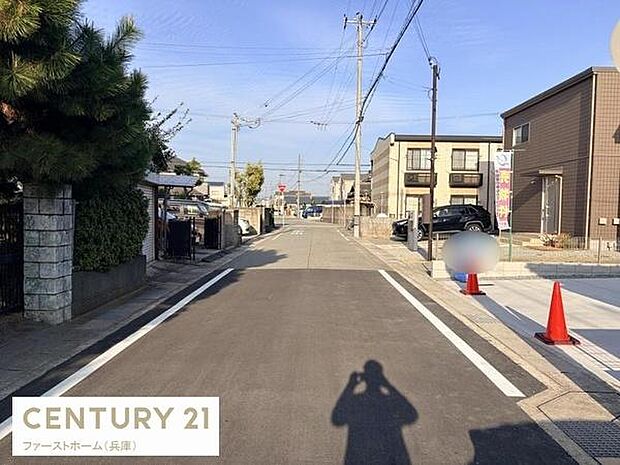 前面道路は幅員があり車の出入りも安心して行えます。周辺は整然とした住宅街で落ち着いた雰囲気が感じられます。電線や街路樹も整備されている点が印象的です。道路は舗装が施されており清潔感があります。