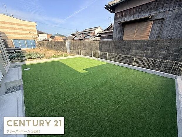広々とした庭スペースがあり日当たりの良さが魅力的です。周囲はフェンスで囲われており安心感があります。人工芝が整えられておりお手入れの手間が軽減されています。