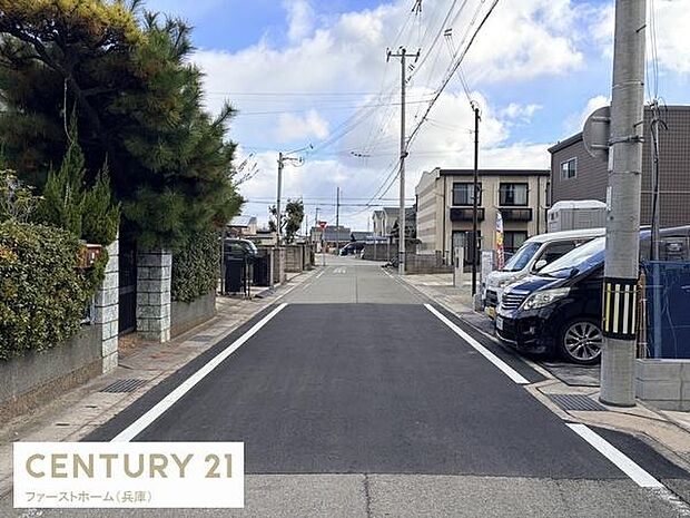 幅のある道路で車の出入りがしやすい環境です。周囲には住宅が並び整然とした街並みが広がっています。歩道も確保されており安全面にも配慮されています。前面道路が舗装されており快適な移動が期待できます。