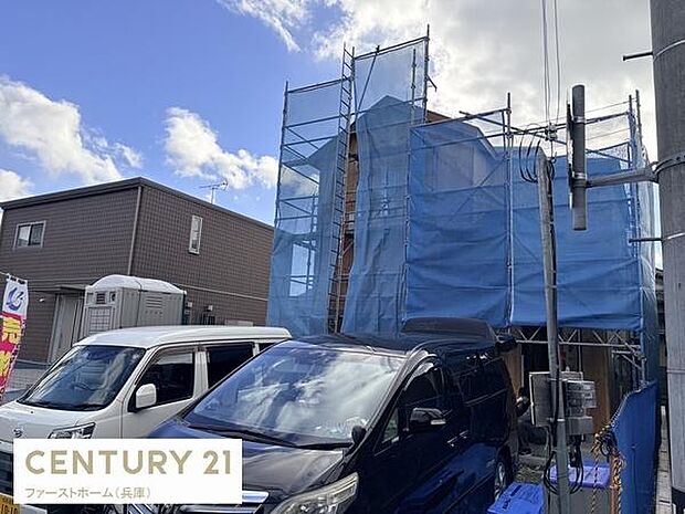 建築中の物件で外観工事が進行中です。敷地内に車を複数停めるスペースがあります。周囲には同じような住宅が立ち並ぶ静かなエリアです。新築を検討される方におすすめです。