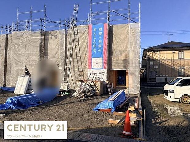 建築中の現場が整然と整備されています。資材がしっかりと管理されており作業の進捗が把握しやすい環境です。住まいの完成が楽しみになる一枚です。全体的に丁寧な施工が伺えます。