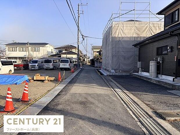 前面道路は広々としており車の出入りがしやすい環境です。周辺には新築住宅が立ち並び整った印象を受けます。道路の舗装もきれいで宅地へのアクセスもスムーズです。車両の駐車スペースも十分確保されています。