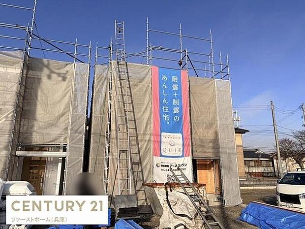 建築中の物件ならではの新しさが感じられます。足場や養生ネットでしっかりと管理されています。静かな周辺環境も確認できます。青空と調和した外観が印象的です。