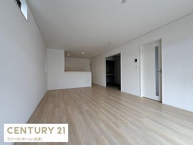 広々とした空間が魅力のリビングです。天井までの高い窓から自然光が差し込み開放感が感じられます。シンプルな内装で家具の配置がしやすいデザインです。