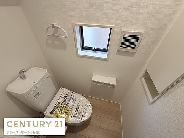 窓付きで明るさを感じられるトイレです。換気扇が設置されており快適な空間が保てます。ペーパーホルダーや収納スペースも備えられています。すっきりとしたレイアウトが印象的です。