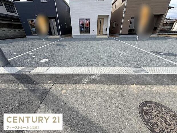 広々とした駐車スペースが確保されています。前面道路との段差が少なく車の出し入れがしやすい設計です。住まいのすぐ前に駐車できる利便性があります。複数台の駐車が可能な点もポイントです。