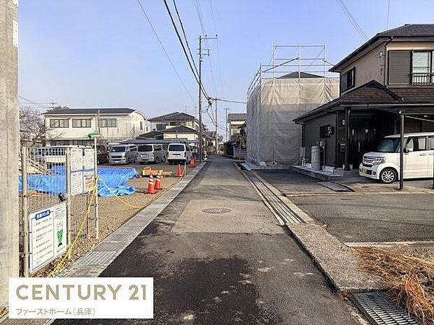 前面道路が整備されており車の出入りもスムーズに行えます。周辺には新しい住宅も並び街並みが整っています。現地の雰囲気や住環境を直接ご確認いただける写真です。