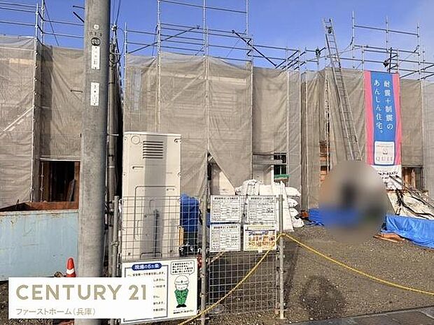 建築中の外観が確認でき進捗状況が一目でわかります。現場は整然と管理され安心感があります。敷地も広々としておりさまざまな用途に対応できます。前面道路とのアクセスもスムーズです。