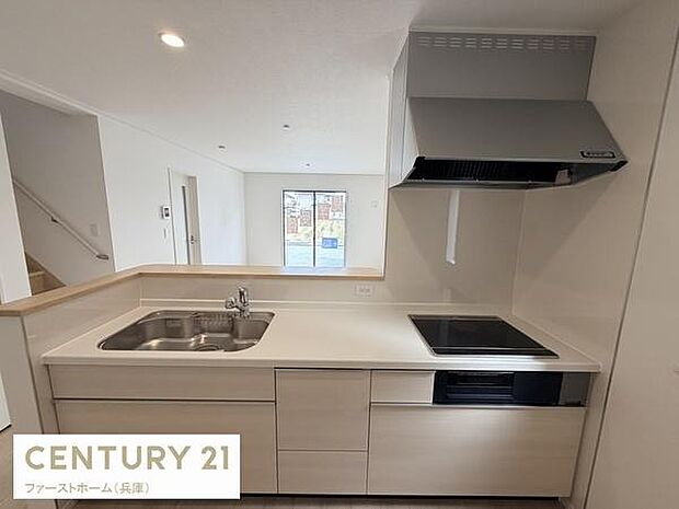 シンプルなデザインで手入れがしやすいキッチンです。すっきりとしたレイアウトで作業効率にも配慮されています。IHクッキングヒーターや換気設備など必要な設備が揃っています。