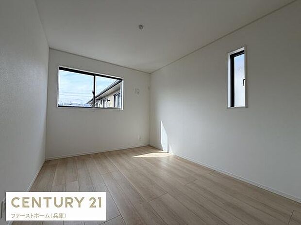 洋室には大きな窓があり室内にしっかりと光が入ります。ホワイトの壁とフローリングが清潔感を演出しています。シンプルな造りで使い勝手が良い洋室です。ゆとりある空間が広がっています。