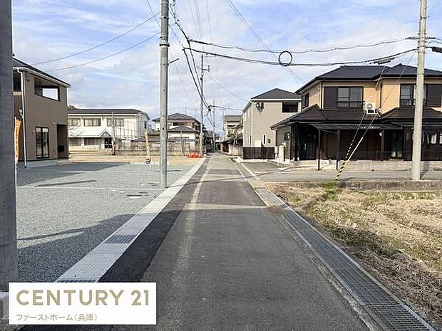 落ち着いた住宅街に位置し前面道路は車通りも少なく安心して利用できます。周辺に新しい建物が立ち並び整った街並みが印象的です。電柱や歩道も整備され歩きやすい環境が整っています。