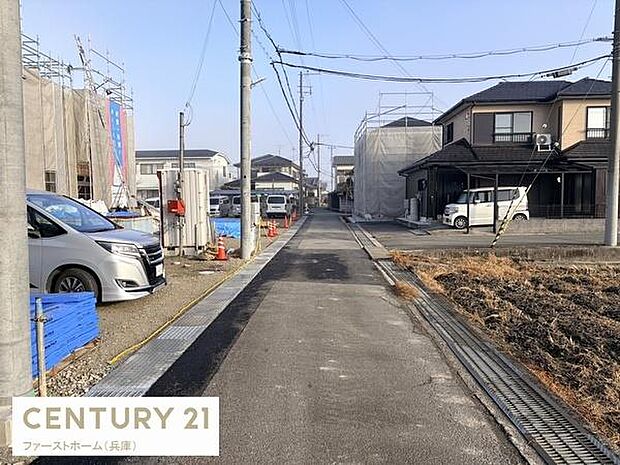 前面道路がしっかりと舗装されており周辺には新しい建物が建築中です。閑静な住宅地の中に位置していて落ち着いた雰囲気が感じられます。周囲には駐車スペースも見られ車の出入りも便利です。