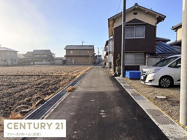 前面道路が広がる現地の様子をしっかりとご覧いただけます。周辺には住宅や田畑が広がり開放感のある景観です。車両の進入や駐車もスムーズに行えそうな道路状況です。