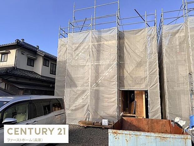 建築中の物件で新たな生活をスタートできます。陽当たりの良い立地が魅力です。周辺には既存の住宅もあり安心感が感じられます。車を停めるスペースも確保されています。今後の完成が楽しみな一棟です。