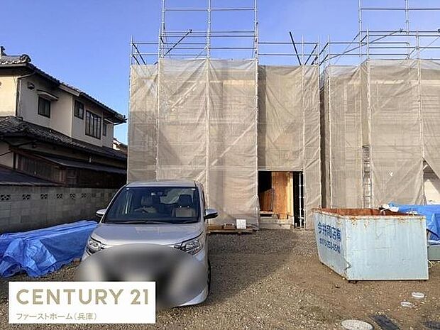 工事中の建物ですが現地の様子をしっかりご覧いただけます。車両の駐車スペースも確認できます。周囲には落ち着いた住宅が並んでおり敷地の広さも伝わります。資料や進捗のご相談も受け付けております。