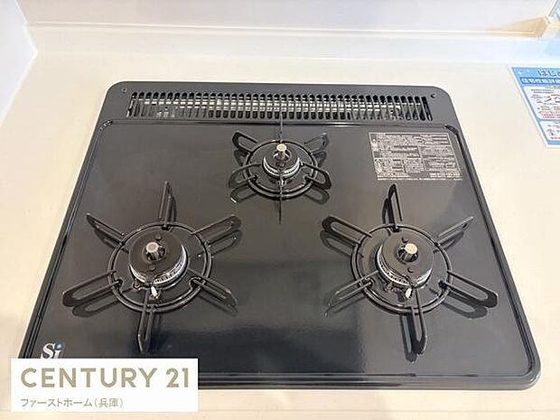 三口コンロが設置されており効率良く調理が可能です。シンプルなデザインでお手入れがしやすいコンロです。使い勝手にも配慮されたキッチン設備です。調理スペースとしてゆとりを感じられます。