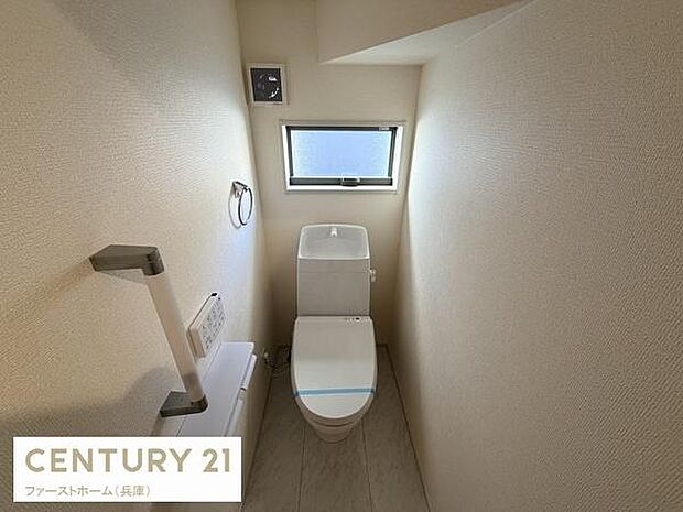 シンプルなデザインで使い勝手の良いトイレです。換気用の窓が設けられており空気の入れ替えがしやすい設計です。手すり付きで安全性にも配慮されています。清潔感のある空間が広がります。