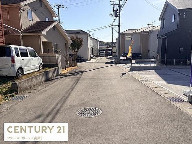 前面道路が広々としており車の出し入れがしやすい環境です。周囲には新しい住宅が建ち並びすっきりとした街並みが特徴です。通行もスムーズに行えるので利便性の高い立地です。敷地周辺も整った状態が印象的です。