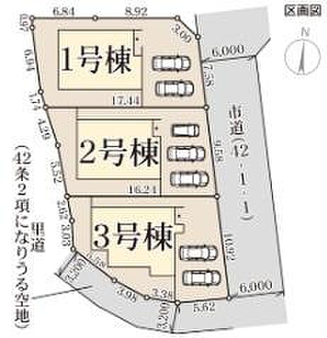 3棟の配置が分かりやすい区画図です。駐車スペースも各区画ごとに確保されています。幅員6mの道路に面しており車の出し入れも便利です。形状もすっきりとしたレイアウトです。