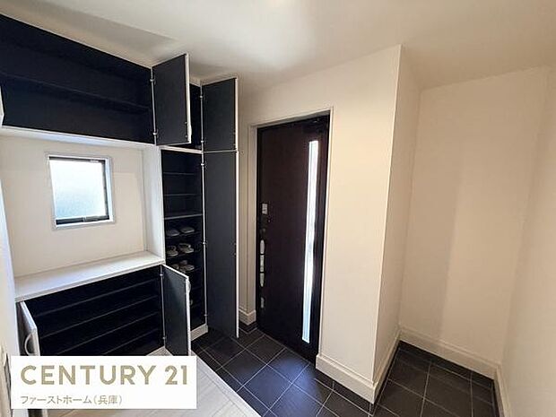 玄関は収納スペースが豊富で整理整頓がしやすい設計です。明るい採光窓があり空間に開放感があります。タイル床が清潔感を演出し日々の使い勝手をサポートします。シンプルな内装で多様なインテリアに対応できます。