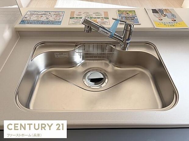 清潔感のあるステンレスシンクが設置されています。蛇口のデザインもシンプルで使いやすそうです。シンクスペースに余裕があり作業のしやすさが印象的です。水回りの美しさが際立っています。