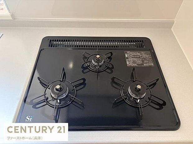 3口のガスコンロが設置されており調理スペースもゆとりがあります。お手入れしやすいフラットな天板が特徴的です。日々のお料理も効率よく進められるキッチンです。コンパクトながら実用性を重視した設備です。