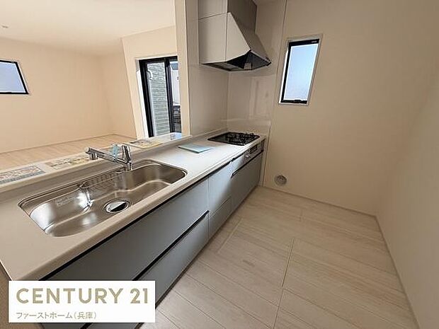 明るい空間に配置されたキッチンはすっきりとしたデザインが特長です。換気も考慮された窓付きレイアウトとなっています。収納スペースも豊富で作業しやすい動線を実現しています。