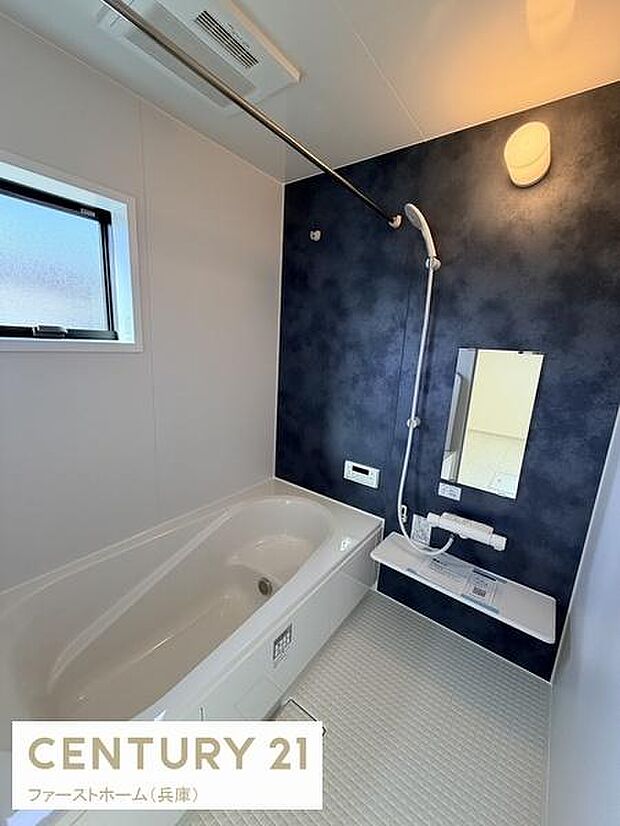 清潔感のあるバスルームで毎日を快適に過ごせます。濃色のアクセントウォールが空間を引き締めています。窓があり自然光が差し込みます。広々とした浴槽でゆったりとした時間を楽しめます。