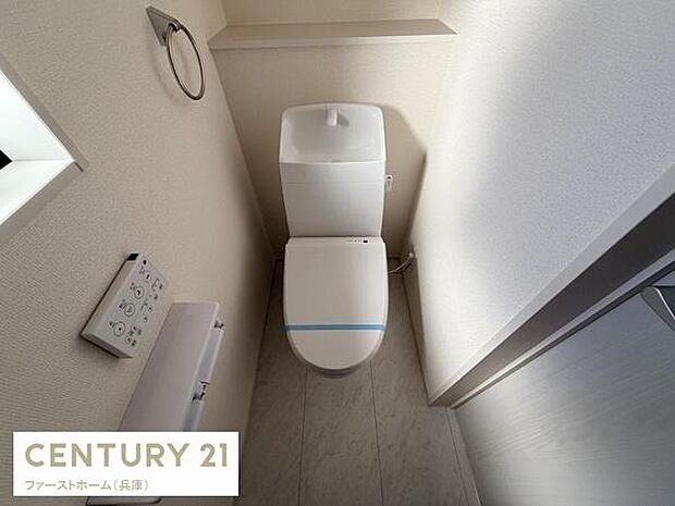 清潔感のあるトイレ空間です。手洗い一体型で機能性も備えています。コンパクトな設計となっておりお手入れがしやすい仕様です。ウォシュレット操作パネルも設置されています。