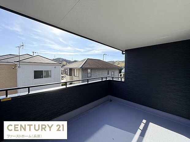 バルコニーは広々とした空間が確保されており開放感があります。壁や手すりにはシンプルなデザインが採用されています。日当たりも期待できるロケーションです。屋根付きで天候の影響を受けにくいです。