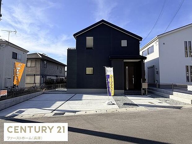 広々としたスペースが特徴の駐車場です。家の正面に位置しておりスムーズに車を停めることができます。コンクリート舗装で日々のメンテナンスも簡単です。シンプルなデザインなので車の出し入れがしやすいです。